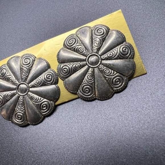 VINTAGE Disc Circle Earrings Silver Tone Flower - Picture 2 of 6